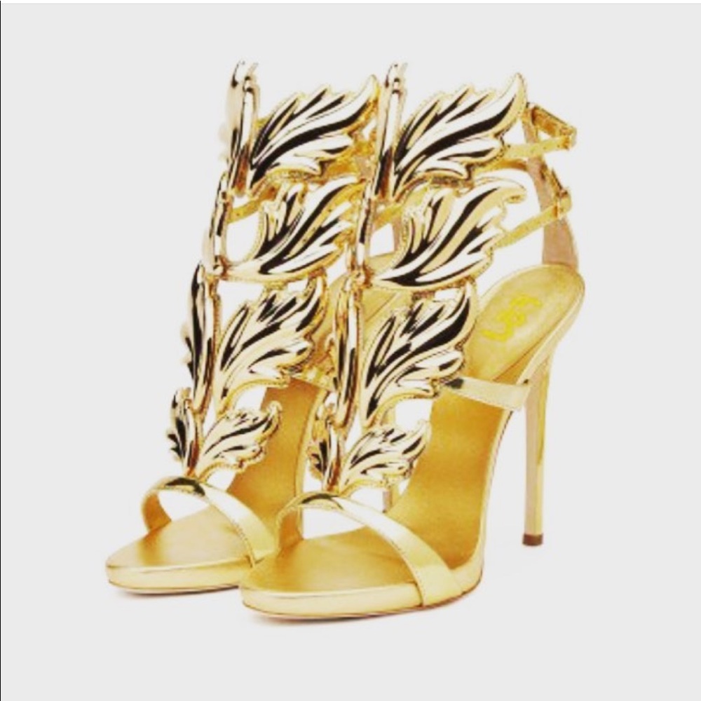 😍 Beautiful 😍 Gold shoes 👠